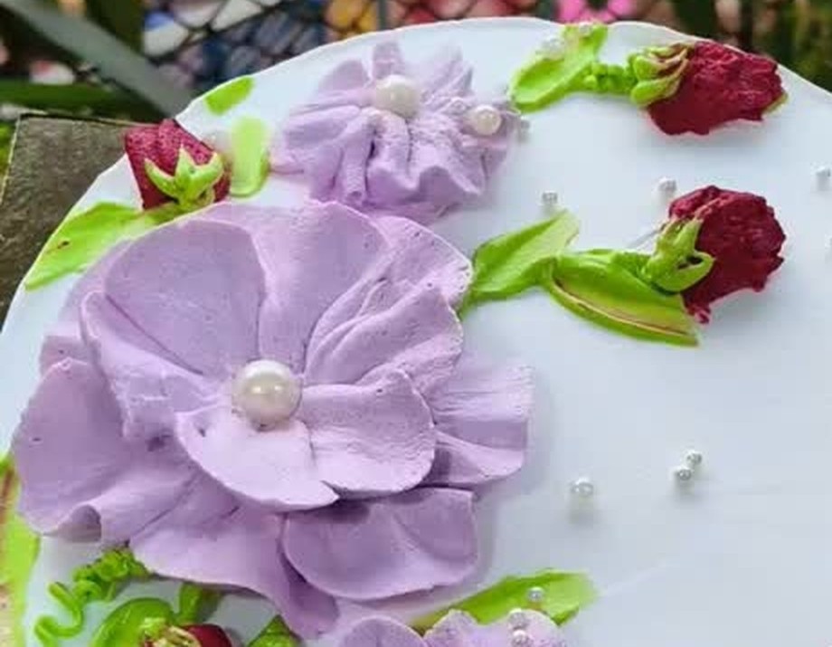 Lilac hand-piped flower with pearl centres